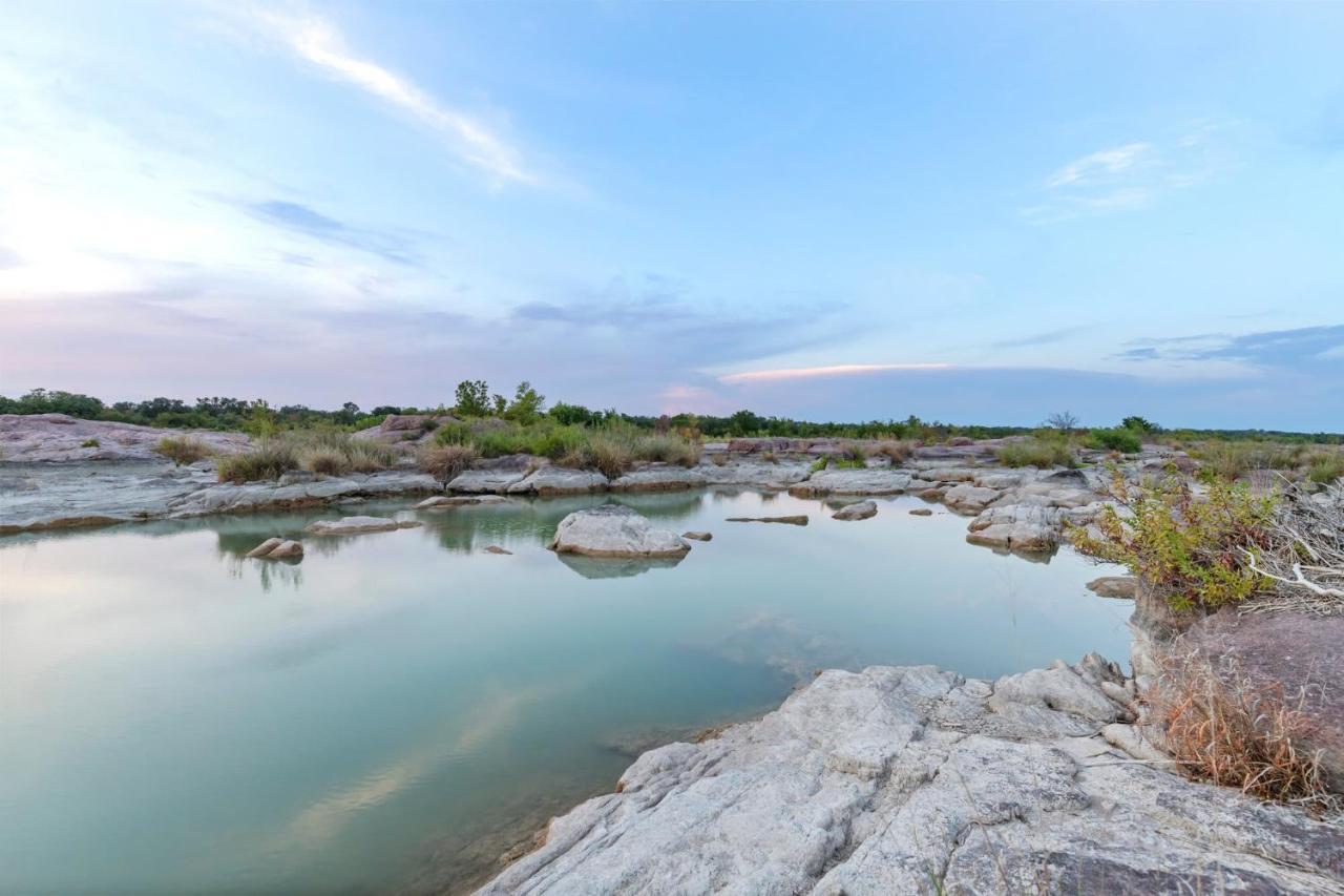 Lazo House - Riverfront With Overlooking Llano River Exterior foto